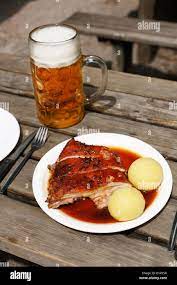 Schwein Spanferkel mit Knödel und eine Masse von Bier serviert in einem  Biergarten in Taxisgarten, München, Bayern, Deutschland, Europa  Stockfotografie - Alamy
