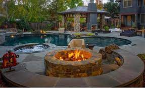 Wer ein haus mit garten hat, sollte unbedingt auch die außenflächen und hausmauern für das spiel mit licht und schatten. Garten Pool Und Feuerstelle Zusammenstellen 15 Ideen Outdoor Feuerstelle Hintergarten Pool Im Garten