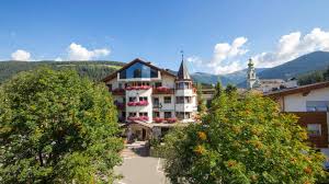 Vila monica este situata ultracentral, dispune de 9 camere cu urmatoarele facilitat mentionate mai sus. Hotel Villa Monica Dobbiaco Toblach Holidaycheck Sudtirol Italien