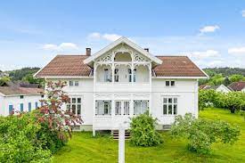 Vår sveitservilla fra 1923 er et nydelig hus med fantastisk utsikt midt i gårdsveien på bleik. Flott Og Unik Sveitservilla Med Hybel Restaurert I Original Stand Nydelig Og Stor Tomt I Sentrumsnaert Omrade Privatmegleren