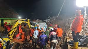Di lain pihak, sejauh ini sudah ada 24 orang korban yang berhasil dievakuasi. Topik Longsor Di Sumedang Tribun Jabar