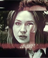 “Jane se levantó de la silla comenzando a caminar de un lado a otro. — Que  pequeño el mundo, ¿No? — Y yo sé lo que piensas. — Harper le dice sin  titubear por el intento del asesor de intimidarle. — ...