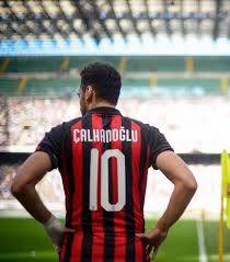 Numaralı forması ile milan takımında görev yapan hakan çalhanoğlu pozisyonunda / mevkisinde görev yapmaktadır. Hakan Calhanoglu Fans Posts Facebook
