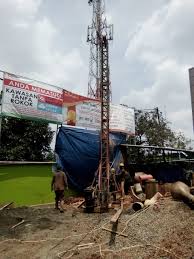 Tenaga kerja ahli tukang strauss pile bor pile manual didatangkan,seting alat dan persiapan mulai mengebor cukup singkat hanya beberapa jam saja.pengeboran dimulai dengan alat bore pile manual menggunakan mata bor khusus strauss pile.dua orang memegang stang bor dan mata bor diarahkan pada titik pondasi,alat di tekan sambil diputar sampai mata bor strauss pile terisi tanah dan. Jasa Bore Pile Di Kediri Blitar Kontraktor Jasa Bore Pile Straus Pile