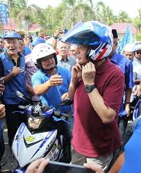 Tapi lagi kesian kat aku semua stok jualan aku kena rampas takde satu pun tinggal and paling sedih phone aku pun kena rampas sama. Najib Razak Pakai Helmet Dulu Kita Nak Serbu Kubu Ph Facebook