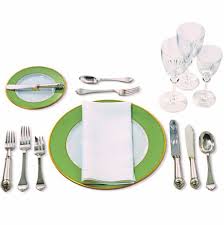 Seperti jangan taruh siku di meja, jangan makan dengan mulut terbuka, atau jangan berbicara ketika mulut anda penuh. Pelajari Etika Meja Makan