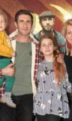 Cei doi au venit la premiera filmului. Ce Familie FrumoasÄƒ Are Dana NÄƒlbaru CantÄƒreaÈ›a Are 3 Copii Cu DragoÈ™ Bucur InsÄƒ Fata Cea Mare AratÄƒ De ParcÄƒ I Ar Fi SorÄƒ Glow Magazin