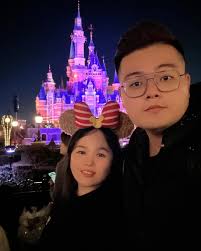 夜晚漂亮的迪士尼城堡🏰🤩 连我一个小屁孩都觉得很美啊💓🤩 现在坐等烟花秀了🎇🎆🎇🎆🎇🎆 #夜晚的迪士尼城堡#迪士尼