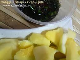 Tips untuk buat sambal kicap sedap,pastikan goreng dulu cili dan bawang sehingga nampak layu. Mangga Cicah Kicap Cili Api Gula Azlinda Alin Malaysian Parenting Lifestyle Beauty Blogs