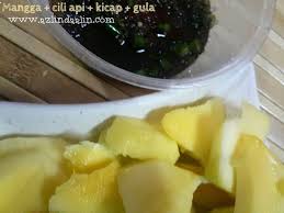Hanya 4 bahan diperlukan untuk buat sambal kicap cair ni. Mangga Cicah Kicap Cili Api Gula Azlinda Alin Malaysian Parenting Lifestyle Beauty Blogs