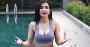 From malay payudara, from sanskrit पयोधर (payodhara, woman's breast). Gerakan Tangan Yang Bisa Bikin Payudara Besar Kencang Ala Maria Vania