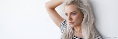 Ne cachez plus vos cheveux blancs c'est tendance ! Cheveux Gris 3 Raisons De Les Assumer