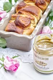 Una ricetta facile e veloce a parte il tempo di lievitazione che occorre, ma è necessario, più lo fate lievitare e potrebbe interessarti anche questa ricetta: Ricetta Pan Brioche Veloce Il Peperoncino Verde