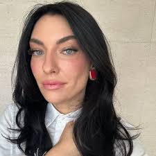 Laura Krajewski's Instagram, Twitter & Facebook