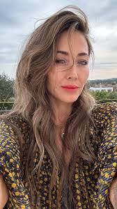 Christmas time with my amazing Dream Team @mogeenamsterdam 🎄🙌🏻 Thank you  all! It was a blast at @lionnoiramsterdam @jimmywoo.club 😍✨ •  @mogeen_peggy @strandsnshades @gilinoyorks @sproetjeskoningin  @isas_hairarchive @abbysmithcolour @rosieshairr ...