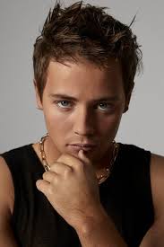 Színész- és szereplőlista: Boy Swallows Universe