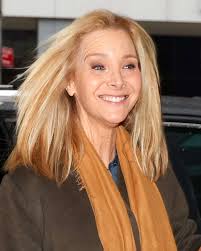 Lisa Kudrow's Blanket-Like Winter Coat Is Totally 'Friends' Coded