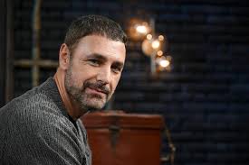 Raoul Bova's clever move to register the "occhi spaccanti" trademark.  Anyone who uses it now will pay dearly: the actor's move after the scandal  : r/Italia