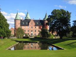 Humor blandas med allvar när fem folkkära stjärnor flyttar in på ett slott tillsammans. Trolleholms Slott Wikipedia