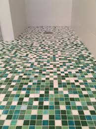 Degrade De Carreaux De Mosaique Pour Le Bac De Douche Renovation Salle De Bain St Germain En Laye Decoration Interieure Bac De Douche Salle De Bain