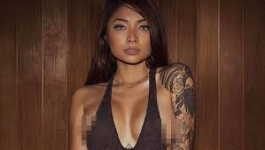 Cô là người mẫu hình xăm cho tạp chí chuyên về xăm hình của mỹ. Eir9xc4350cnbm