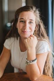 Lora Bennett's Instagram, Twitter & Facebook