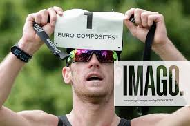 Zieleinlauf Bob Haller, haellt seine Nummer 1 in die Hoehe Leichtathletik  Luxemburg, Saison