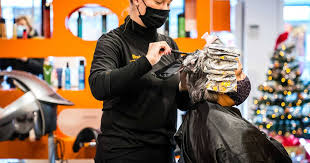 Singapore, de stadstaat die wordt geroemd vanwege de gecontroleerde en georganiseerde aanpak van de coronacrisis, scherpt vanaf dinsdag toch de regels flink aan: Vanaf Vandaag Weer Naar De Kapper Aan Deze Regels Moet Je Je Houden Binnenland Hln Be