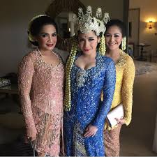 Pasangan ini memilih merayakannya bersama keluarga terdekat. 15 Referensi Kebaya Adat Sunda Mewah Bak Wanita Aristokrat