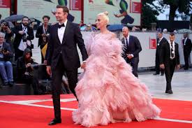 # перевод песни shallow (a star is born (by bradley cooper)). Lady Gaga Charmed Bradley Cooper With Leftover Pasta To Land Her Role In A Star Is Born Eater