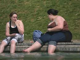 Damit ist eine bank gemeint, die mit kissen und decken dekoriert ist. Forschung Hungriges Hirn Dicker Bauch Stern De