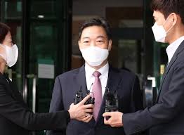 10월 21일 열린 국회 법사위 국정감사에서 자유한국당 장제원 의원이 황희석 검찰 개혁 추진 단장에게 질의하고 있다. Qah0r5okmageym