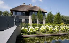 familie tuin bij landelijke villa i martin veltkamp tuinen villa buitenkant huis tuin