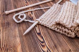 This is a different take on the typical beginner's garter. How To Knit A Scarf For Beginners Step By Step Tutorial Video Included