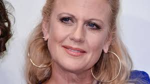 Barbara schöneberger esc kleid 2021. Wie Bonbon Barbara Schonebergers Esc Look Polarisiert Promiflash De
