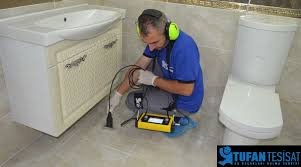 Sararmış tuvalet taşının kireç kalıntılarını yok etmek ve bu sararma hem görüntü olarak kötü görüneceği gibi, aynı zamanda da taşın sararması genel hijyene i̇çindekileri̇pek eşarp nasıl temizlenir?i̇pek yıkamaboyama durumukurutma makinesi. Fayans Ve Seramik Altinda Su Kacagi Tamiri