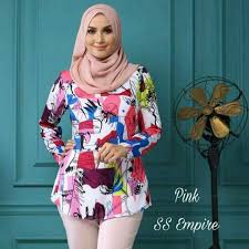 Buka pakaian dulu, di ia menarik baju kaos yang kukenakan, aku melepas gigitanku pada puting buah dadanya, lalu celanaku di lepaskannya. Fesyen Baju Retro Muslimah
