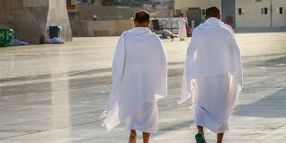 Pada tutorial ini hanya cara pemakaian kain ihramnya, untuk pemakaian yang sebenarnya tanpa memakai pakaian yang berjahit Doa Saat Memakai Pakaian Ihram Dewangga Lil Hajj Wal Umroh