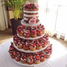 Halbnackter Kuchen Und Cupcakes Mit Frischen Fruchten Nackter Kuchen Cake Cu Hochzeit Standes Gateau Aux Fruits Frais Idee Gateau Nourriture De Mariage