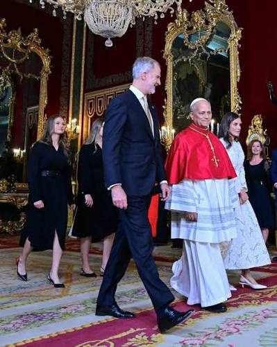Los Reyes, la princesa Leonor, la infanta Sofía y el Papa León XIV ya se encuentran en el Salón del Trono, donde saludarán a las autoridades españolas 👑 🇪🇸. Sigue el directo