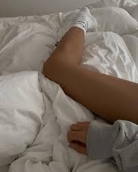 Pin Ot Polzovatelya Russel Diaz Na Doske Stay In Bed V 2020 G Idei Dlya Foto Fotosessiya V Spalne Vintazh Oblozhki Vog