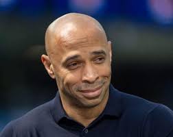 Manchester United beats Chelsea 2-1