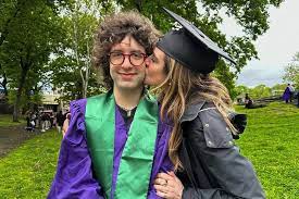 Vídeo: Luciana Gimenez se emociona na formatura do filho, Lucas ...