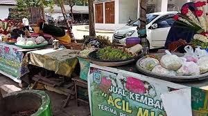 Secara umum pasar adalah suatu tempat bertemunya antara penjual dan pembeli dalam melakukan transaksi jual beli baik produk barang maupun jasa. Pasar Rakyat Kayu Tangi Martapura Pusat Penjual Kembang Semua Pedagangnya Disebut Acil Banjarmasin Post