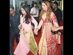 Recently, salman khan with the assistance of jacqueline fernandez, iulia vantur and others dispatched essential goods to the needy and underprivileged from panvel farmhouse amid the coronavirus lockdown. Salman Khan Sister Alvira Gets Angry At Media For Iulia Vantur Iulia Vantur Attends Baba Siddique Party Salman Khan Iulia Vantur Filmibeat