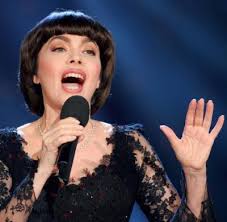 En 54 ans de carrière, mireille mathieu a enregistré 1200 chansons en 9 langues. Mirej Matyo Mademuazel Postoyanstvo Biografiya Lichnaya Zhizn Znamenitostej Biography Life