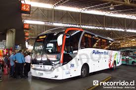 Trabajadores de salud evacuan a un niño paciente de un incendio dentro de un hospital san borja arriaran en santiago. Terminal San Borja Santiago Metro Pasajes Direccion