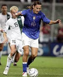 Der fußballspieler francesco totti war in der saison 2005/2006 bei as rom unter vertrag und wird dort im sturm eingesetzt. Elmundo Es Mundial 2006