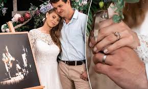 Get a first look at bindi sue irwin's wedding from the bride herself and see how she honored her father late steve irwin. Bindi Irwin Shares Never Before Seen Photos Of Her Wedding With Chandler Powell Daily Mail Online