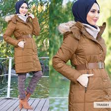 Beli Kemerli Olan Kiremit Renkli Mont Yeni Sezonda Yerini Almaktadir Boydan Dugmeli Olan Mont Fermuarlidir Kapusonunda Kurk Detayi Bulunduran Moda Mont Triko